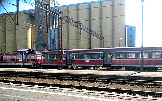 Pociąg relacji Działdowo-Olsztyn stoi w polu